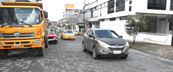 ADOQUINES DESGASTADOS EN LA CALLE PEDRO VICENTE MALDONADO Y SANTA ROSA