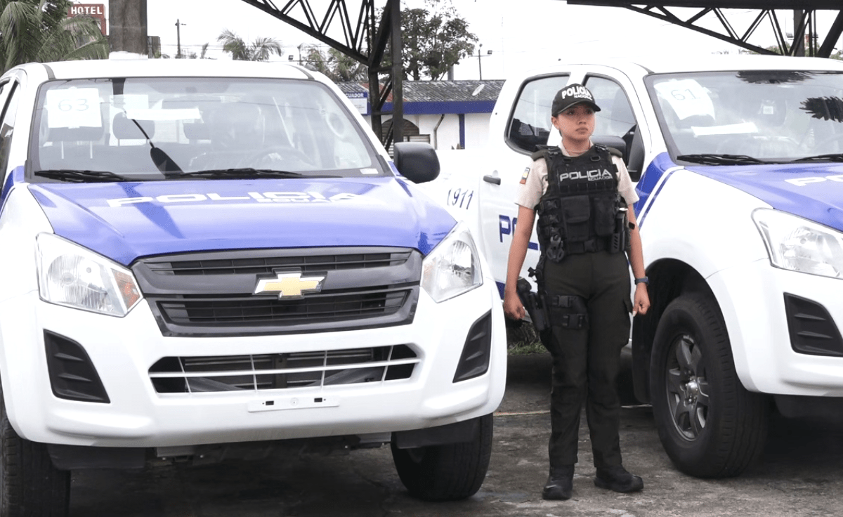 DOTACIÓN DE EQUIPOS, ARMAS Y UNIFORMES PARA LA POLICÍA EN LA PROVINCIA