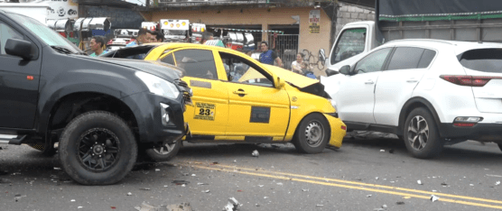 TRIPLE COLISIÓN ENTRE DOS AUTOS Y UN TAXI EN SANTO DOMINGO
