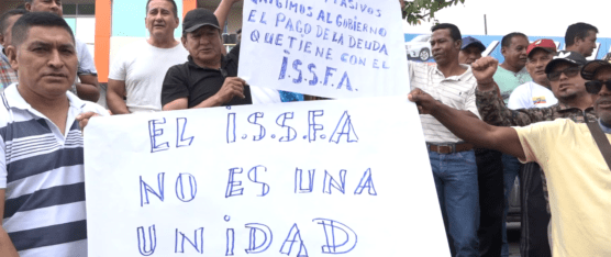 POLICÍAS Y MILITARES EXIGEN AL GOBIERNO EL PAGO DE UNA DEUDA