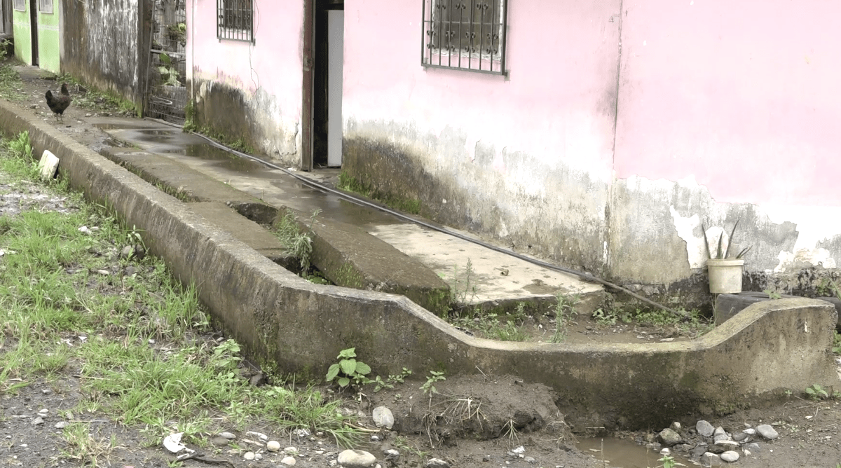 EXIGEN EL ASFALTADO DE LA CALLE PRINCIPAL EN SAN ANTONIO DEL TOACHI