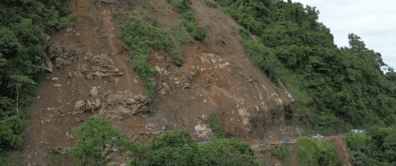 TEMOR EN EL KM 83 DE LA VÍA ALÓAG – SANTO DOMINGO POR ROCAS SUELTAS