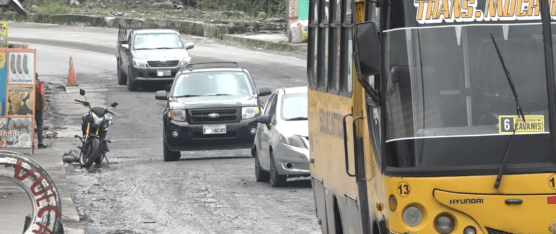 VÍA LAS MERCEDES CON ALTA AFLUENCIA DE VEHÍCULOS