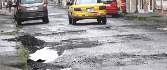 TRABAJOS DE REBACHEO INCONCLUSOS EN LOS ROSALES