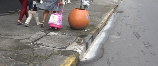 ALCANTARILLA COLAPSADA CAUSA PROBLEMAS EN ACTIVIDAD COMERCIAL EN LA AV. RÍO TOACHI