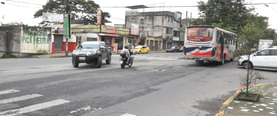 HUECOS DIFICULTAN LA CIRCULACIÓN EN LA CALLE RÍO ZAMORA