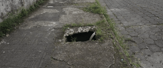 SOLICITAN LA COLOCACIÓN DE UNA TAPA DE ALCANTARILLA