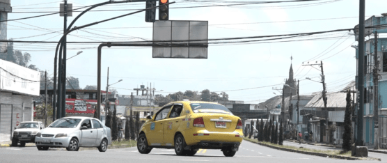 SOLICITAN COLOCACIÓN DE SEMÁFOROS EN LA AV. ABRAHAM CALAZACÓN Y CHONE