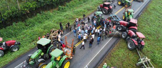 200 MAICEROS CERRARON VÍA BUENA FE, LOS RÍOS, COMO PROTESTA ANTE ANUNCIO DE IMPORTACIÓN DE MAÍZ