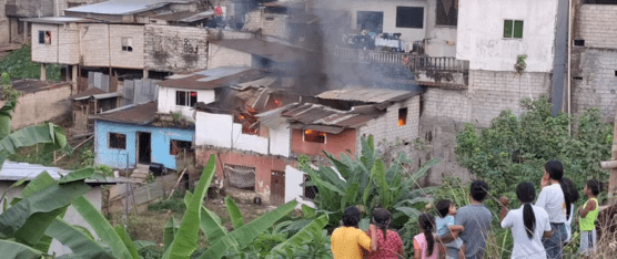 UN INCENDIO ESTRUCTURAL CONSUMIÓ GRAN PARTE DE UNA VIVIENDA EN LA URBANIZACIÓN LAS PALMERAS