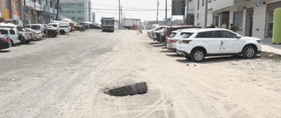 UNA ALCANTARILLA DESTAPADA CAUSA VARIOS ACCIDENTES EN LA AVENIDA LAS DELICIAS