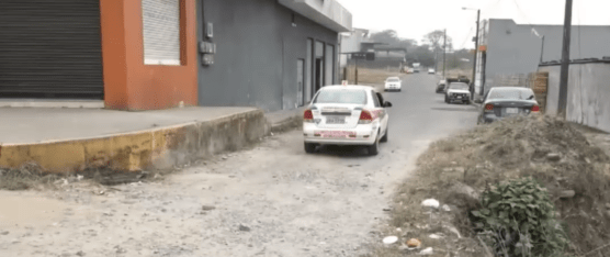 CONDUCTORES QUE CIRCULAN POR LA CALLE RÍO YUTURI EXIGEN QUE SE REPARE ESTA ARTERIA VIAL