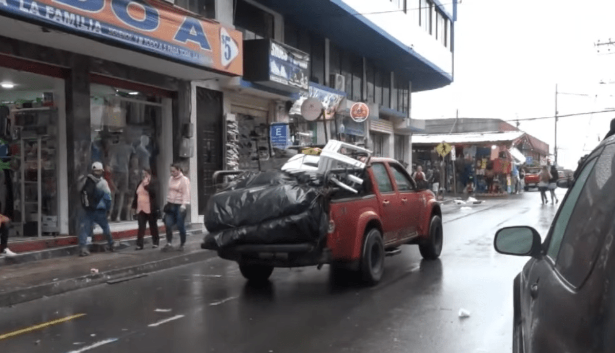 EN UN OPERATIVO AGENTES MUNICIPALES RETIRARON A VENDEDORES AMBULANTES
