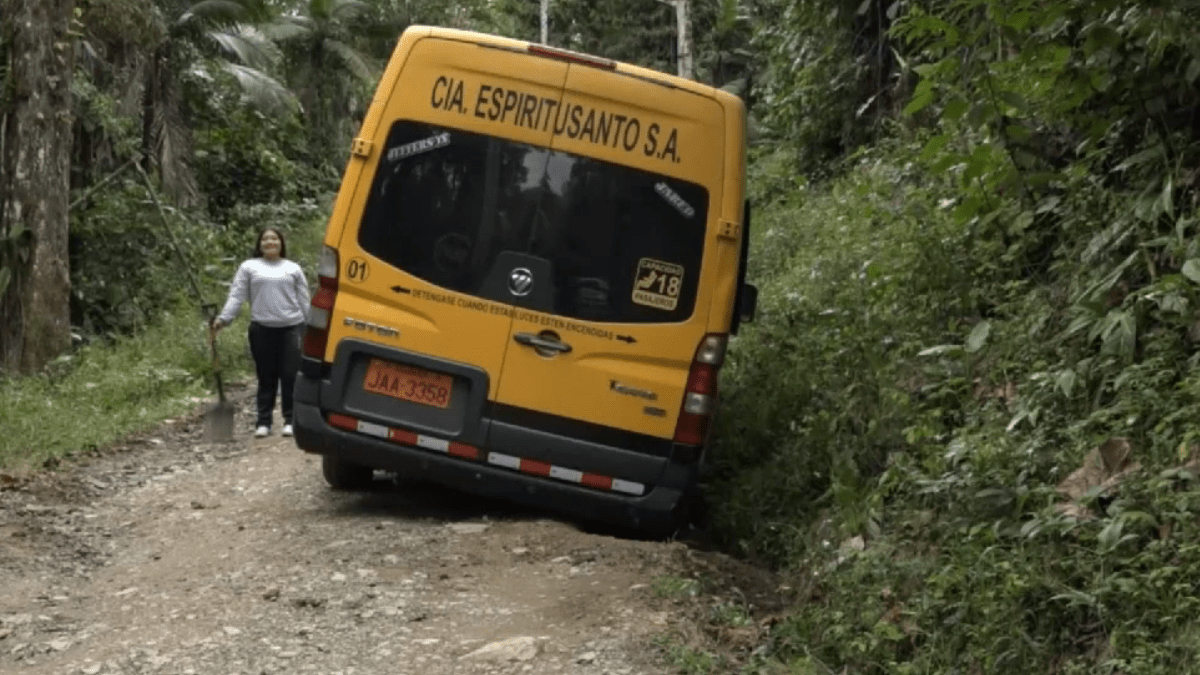 EN EL RECINTO JESÚS DEL GRAN PODER DE ALLURIQUÍN PIDEN EL ARREGLO DE LA VÍA