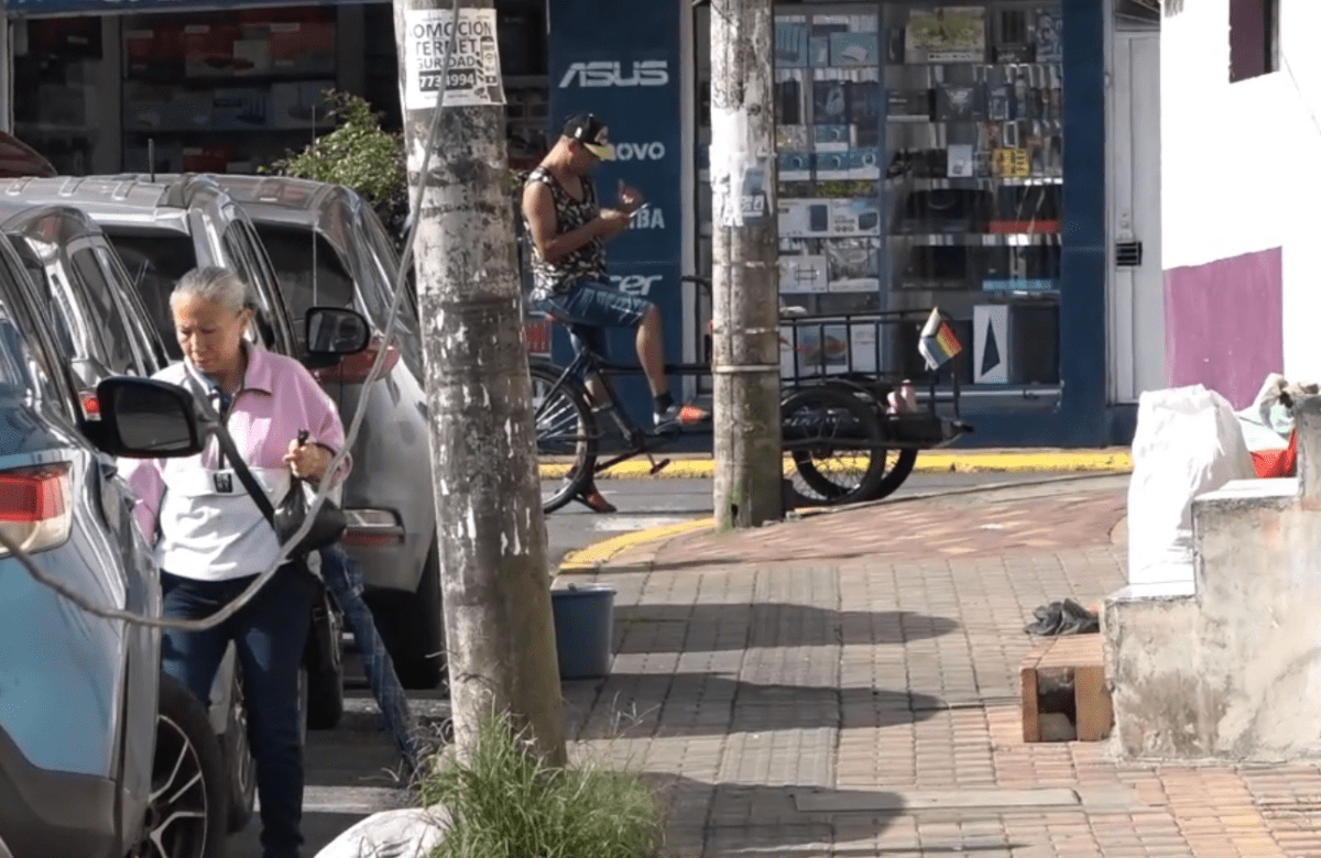 EN LA CALLE DE LAS ORANZONAS UN CABLE CAÍDO ESTÁ CAUSANDO MOLESTIAS