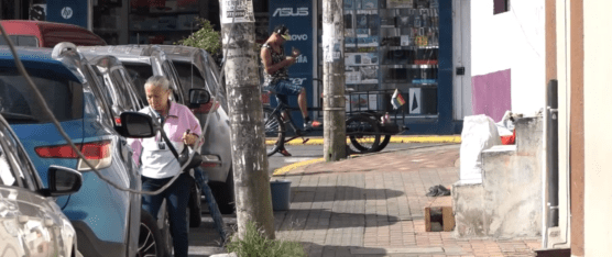 EN LA CALLE DE LAS ORANZONAS UN CABLE CAÍDO ESTÁ CAUSANDO MOLESTIAS