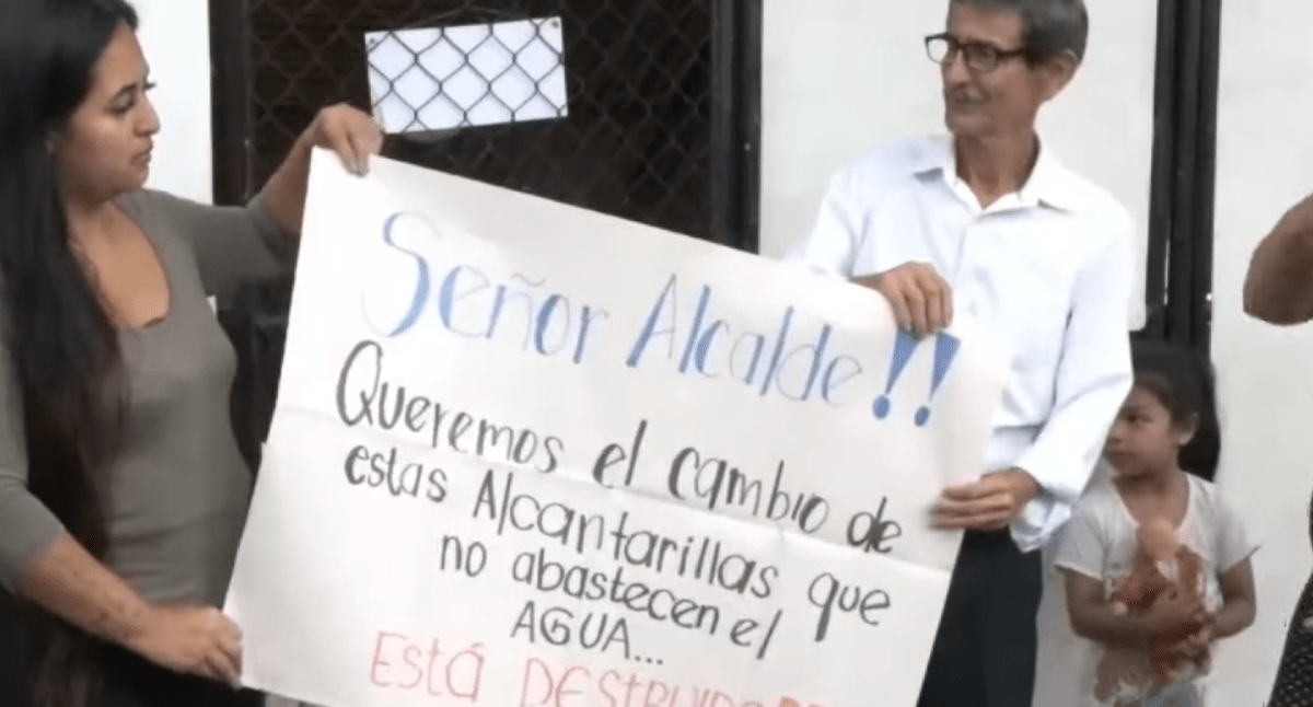 EN LA COOP. PADRES DE FAMILIA PIDEN UN NUEVO SISTEMA DE ALCANTARILLADO