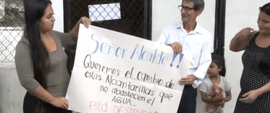 EN LA COOP. PADRES DE FAMILIA PIDEN UN NUEVO SISTEMA DE ALCANTARILLADO