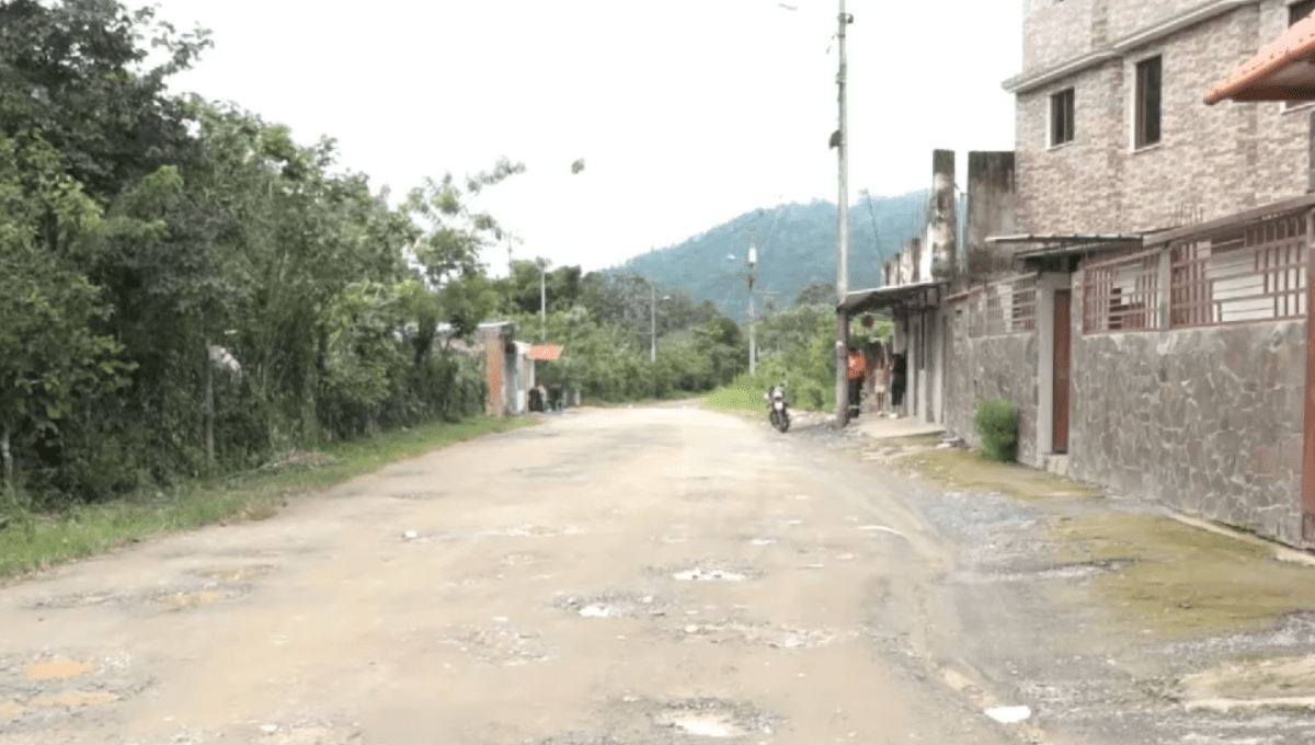 EN EL RECINTO SAN FRANCISCO DE PISOTANTI SOLICITAN EL ARREGLO DE SU VÍA PRINCIPAL