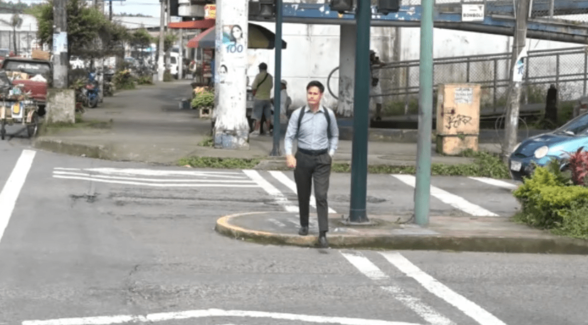 PERSONAS CONTINÚAN CRUZANDO POR LAS CALLES A PESAR DE QUE HAY PUENTES PEATONALES