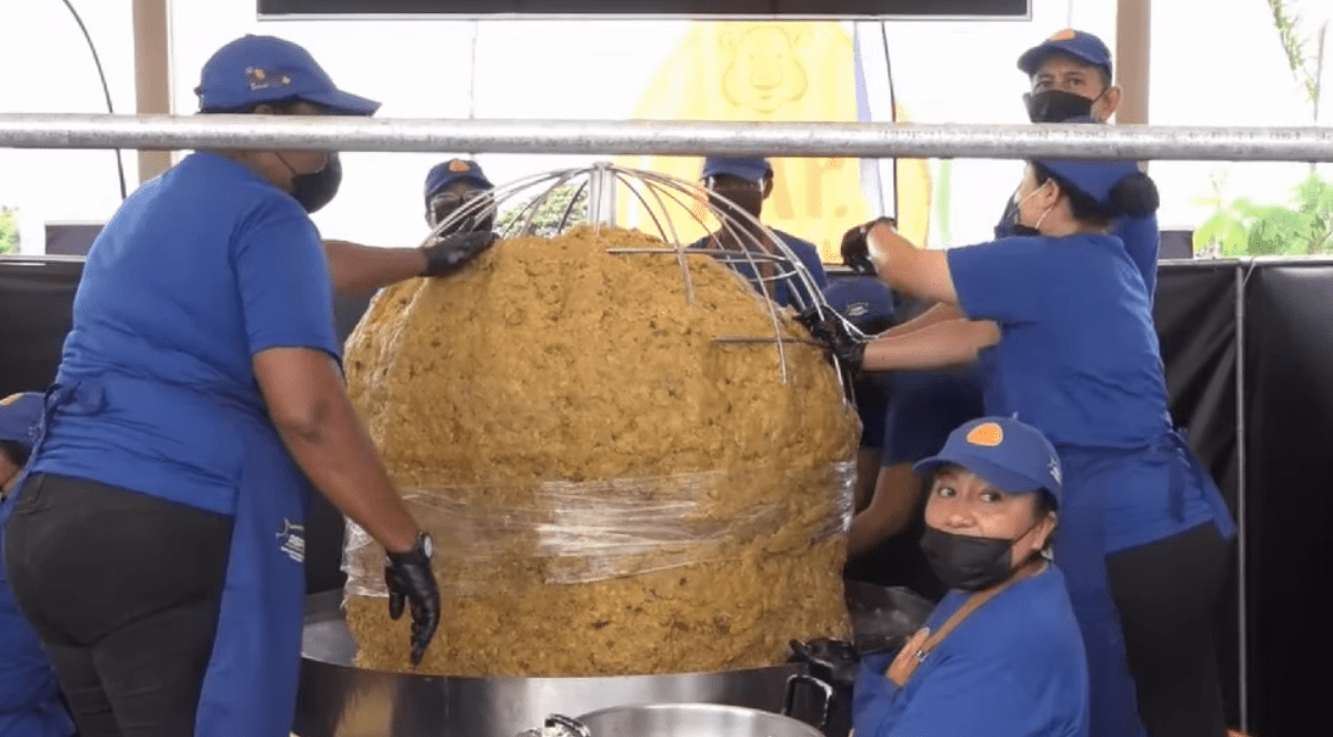 EN SANTO DOMINGO SE PREPARÓ EL BOLÓN DE CHICHARRÓN MÁS GRANDE DEL ECUADOR