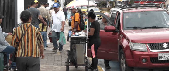 VENDEDORES INFORMALES OBSTACULIZAN EL PASO EN LA CICLOVÍA DE LA AV. QUITO