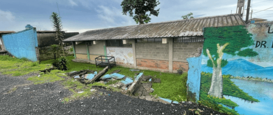 PARTE DEL CERRAMIENTO DE UNA UNIDAD EDUCATIVA COLAPSÓ