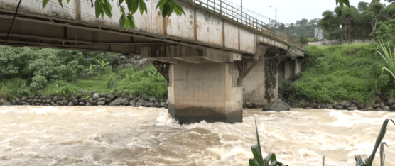 PUENTE SOBRE EL RÍO TOACHI ESTÁ DETERIORADO Y PIDEN MEJORAS
