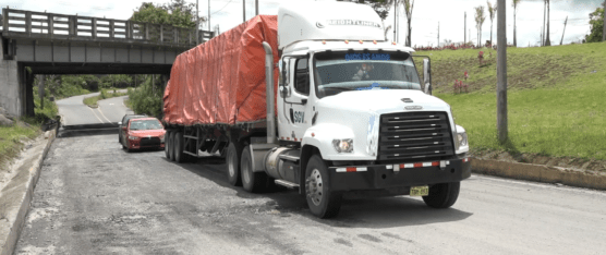 EL INGRESO AL BYPASS QUITO – QUEVEDO SE ENCUENTRA DETERIORADO