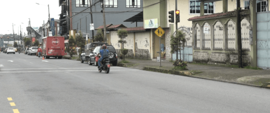 EN EL MAGISTERIO DENUNCIAN QUE VEHÍCULOS NO RESPETAN LOS SEMÁFORO