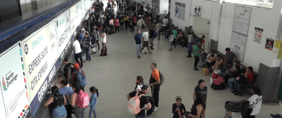 AFLUENCIA MODERADA DE PASAJEROS EN LA TERMINAL TERRESTRE DE SANTO DOMINGO