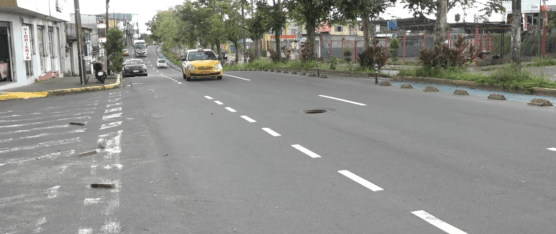 CONDUCTORES CORREN EL PELIGRO DE CAER EN UN ALCANTARILLA SIN TAPA