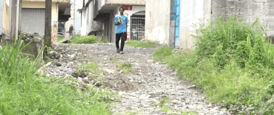 HAY DIFICULTAD PARA TRANSITAR EN LA URBANIZACIÓN JARAMILLO DELGADO