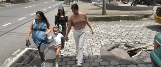 ALCANTARILLA COLAPSADA EN LA CALLE LA PAZ CAUSA MALESTAR