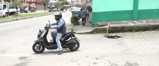 EN LA COOP. SANTA MARTHA SE FORMÓ UN SOCAVÓN EN LA CALLE ALFREDO PAREJA DIEZCANSECO