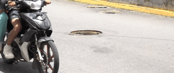 NOVEDADES EN EL PASO A DESNIVEL DEL SECTOR DE LA VIRGEN POR UNA ALCANTARILLA SIN TAPA