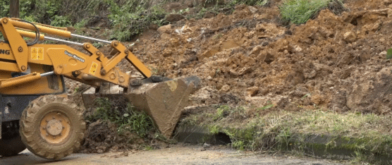 UN DESLIZAMIENTO DE TIERRA PROVOCÓ EL CIERRE DE LA VÍA A JULIO MORENO