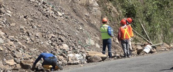 INICIARON LOS TRABAJOS EN KM 83 DE LA VÍA ALÓAG – SANTO DOMINGO PARA COLOCAR LA MEMBRANA EN EL TALUD