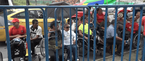 PERSONAS CON DISCAPACIDAD SIGUEN PROTESTANDO PARA QUE LES DEJEN TRABAJAR COMO PLASTIFICADORES