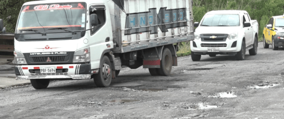 PELIGRO EN LA VÍA LAS MERCEDES – LOS BANCOS POR ENORMES BACHES