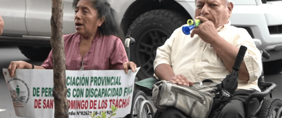 PERSONAS CON DISCAPACIDAD EXIGEN TRABAJAR DENTRO DE LOS RECINTOS COMO PLASTIFICADORES