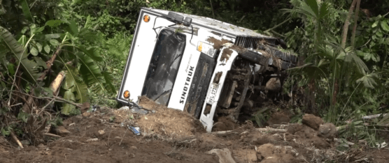 LAS FUERTES LLUVIAS PROVOCARON DESLIZAMIENTOS DE TIERRA EN LA VÍA LAS MERCEDES – LOS BANCOS