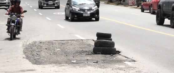 COMERCIANTES EXIGEN SOLUCIÓN A CRÁTER VIAL QUE PERSISTE DESDE HACE UN MES EN LA AV. JACINTO CORTEZ JHAYYA