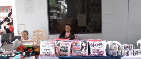 MADRES DECIDIERON SEGUIR TRABAJANDO EN SU DÍA