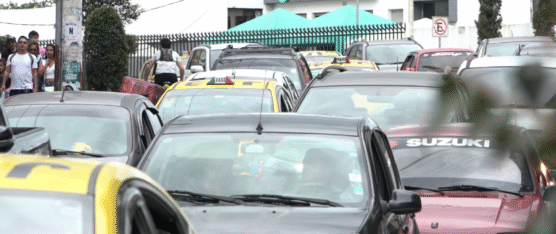 CONGESTIÓN VEHICULAR EN LA AVENIDA QUITO CAUSA MOLESTIA Y CAOS