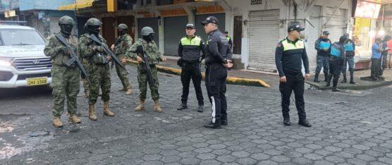 OPERATIVO EN LA CALLE AMBATO: AUTORIDADES CONTROLAN USO DE ESPACIO PÚBLICO Y PERMISOS MUNICIPALES