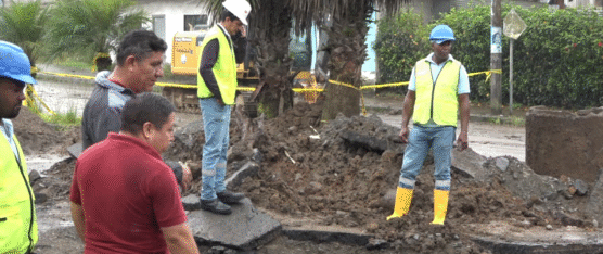 COLAPSO VIAL POR LLUVIAS EN LA AVENIDA CORONEL EDMUNDO ANDRADE