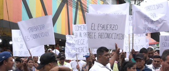 CIERRE EN CALLE AMBATO PROVOCA MOVILIZACIÓN DE COMERCIANTES HACIA EL MUNICIPIO