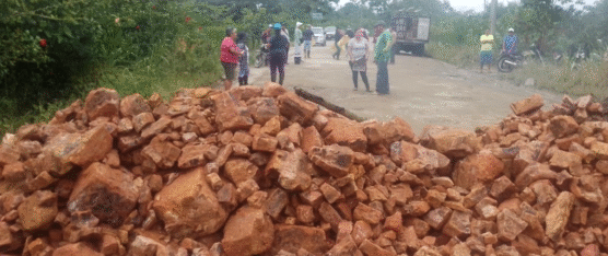 HABITANTES DE VALLE HERMOSO EXIGEN ASFALTADO DE VÍA ALTERNA CON CIERRE DE CARRETERA