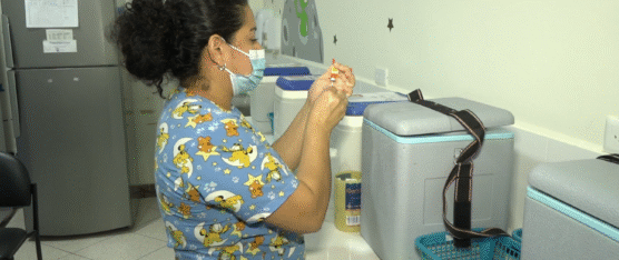 PERSONAS QUE BUSCAN VIAJAR ACUDEN A VACUNARSE CONTRA LA FIEBRE AMARILLA